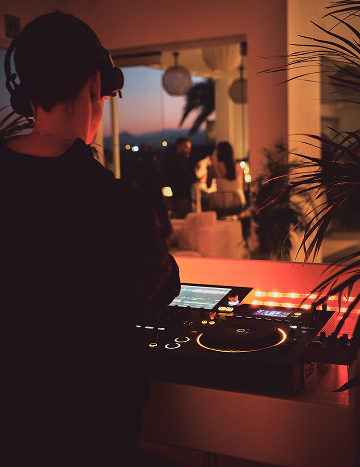 DJ con mesa de mezclas y música en directo, una experiencia de Aylanz Group en Lanzarote